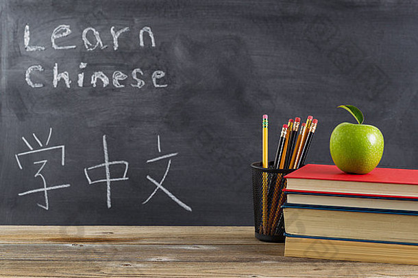 前面视图乡村桌子上学生学习中国人书铅笔绿色苹果