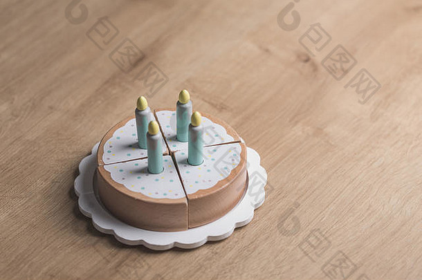 玩具木生日蛋糕蜡烛木背景