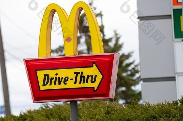 关闭标志显示麦当劳快食物餐厅开车