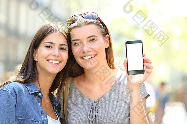 前面视图肖像快乐朋友显示空白聪明的电话屏幕街
