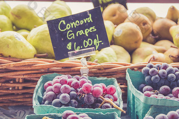 新鲜的收获水果葡萄梨出售显示吸引力农民的市场秋天