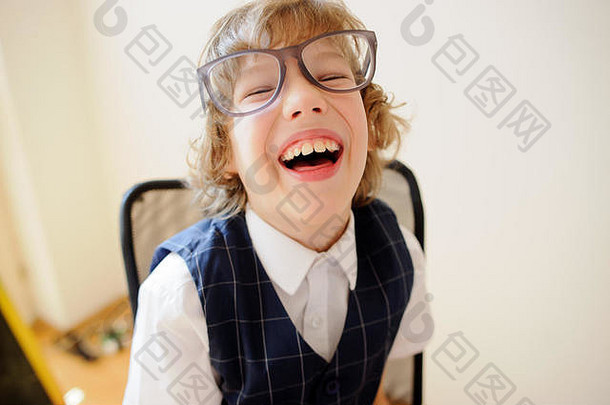 快乐的小学生卷曲的男孩巨大的眼镜用通俗的方式笑着说弟子小学学校