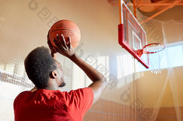 黑色的男人。扔篮球球