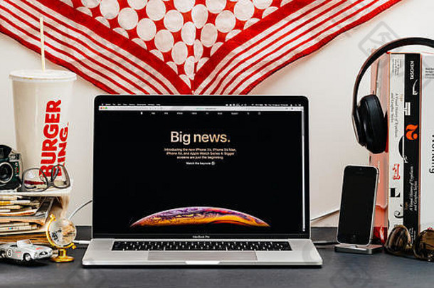 伦敦9月有创意的房间表格Safari浏览器开放苹果笔记本电脑为移动PC展示苹果电脑网站最新的iPhone大新闻屏幕