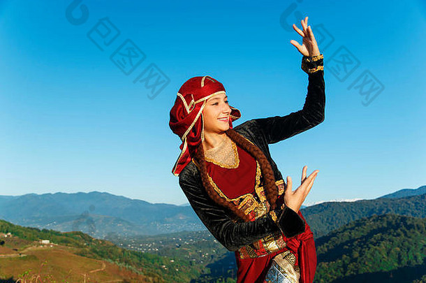 年轻的女人跳舞格鲁吉亚国家衣服山在户外夏天阳光明媚的