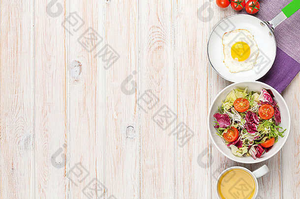 健康的早餐炸蛋西红柿沙拉白色木表格前视图复制空间
