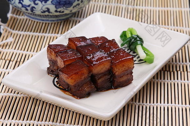 红烧猪肉肉中国人风格白色板竹子托盘