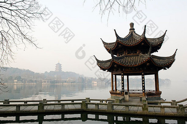展馆山坡上宝塔反映水域西湖杭州浙江省中国