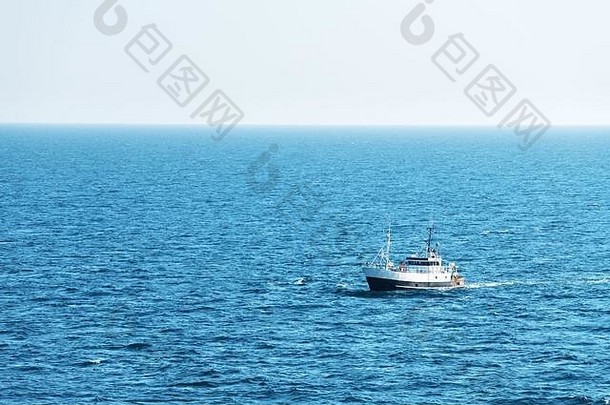 孤<strong>独</strong>的<strong>钓</strong>鱼船拖网渔船船海洋水平静清晰的海阳光明媚的天气美丽的地平线海景