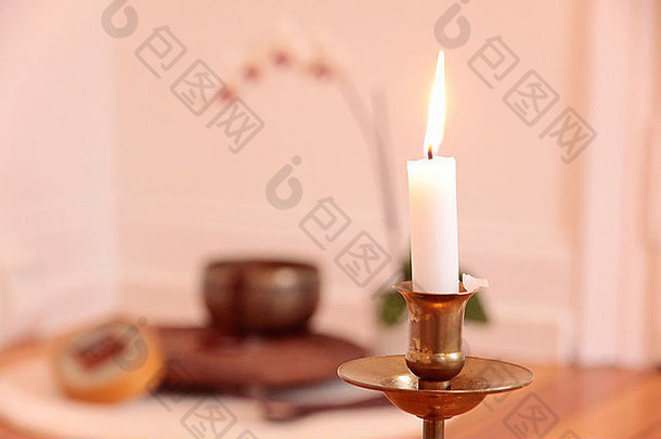 兰花蜡烛装饰瑜伽房间