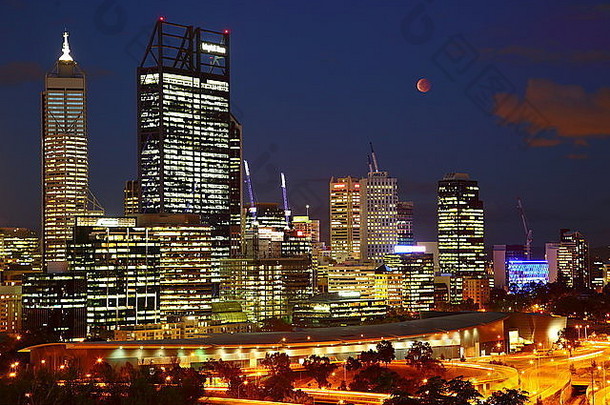 完整的月球eclipse10月血月亮城市珀斯西方澳大利亚