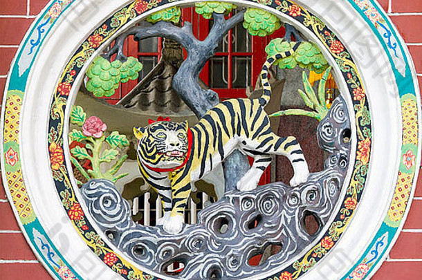 圆形设计中国人寺庙墙雕刻老虎