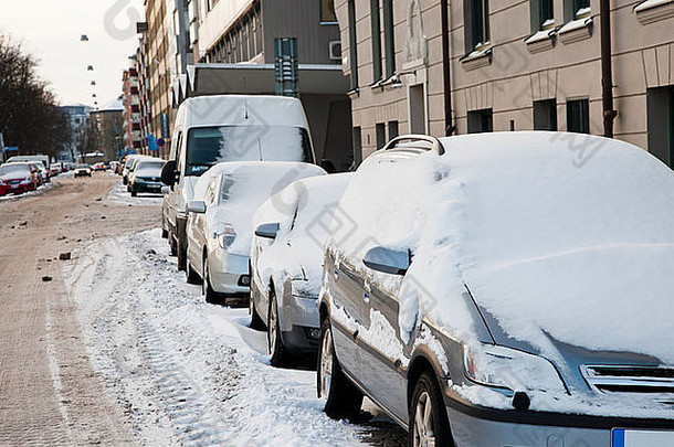 停汽车覆盖雪城市街
