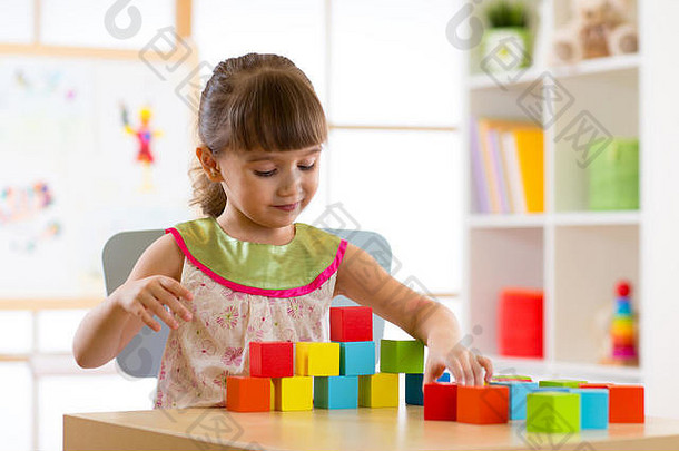 孩子女孩玩木玩具首页幼儿园