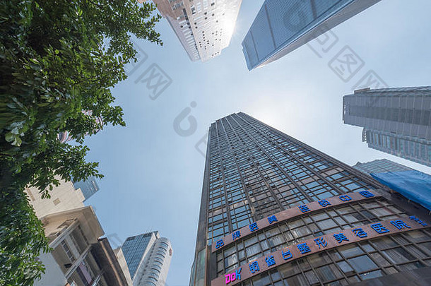 重庆中国6月建筑摩天大楼低角视图渝中区区日光