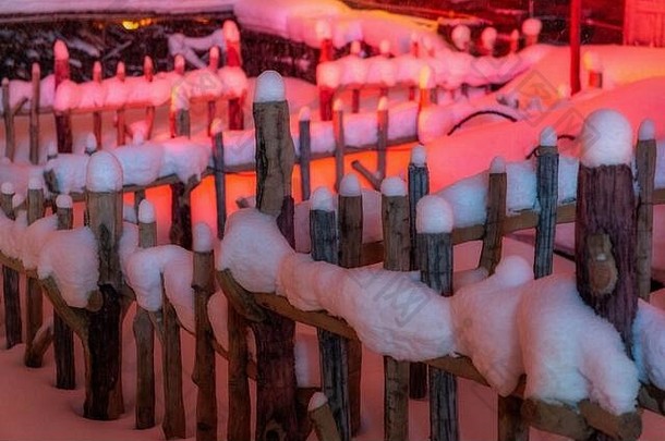 晚上视图中国的雪小镇冬天