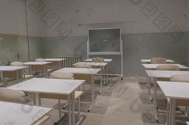 空教室木桌子白色绿色粉笔董事会学校空教室被遗弃的学校教室学校桌子黑板上