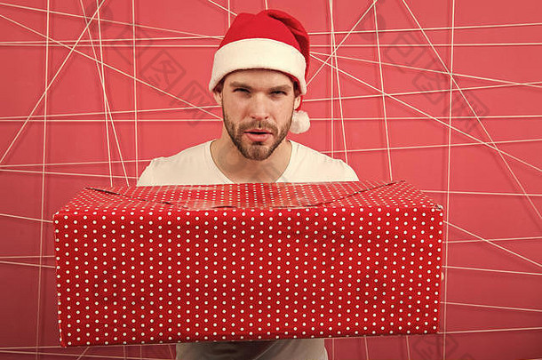 拳击一天概念男人。圣诞老人他长盒子粉红色的背景男子气概持有礼物包装红色的包圣诞节一年现在准备冬天假期庆祝活动复制空间