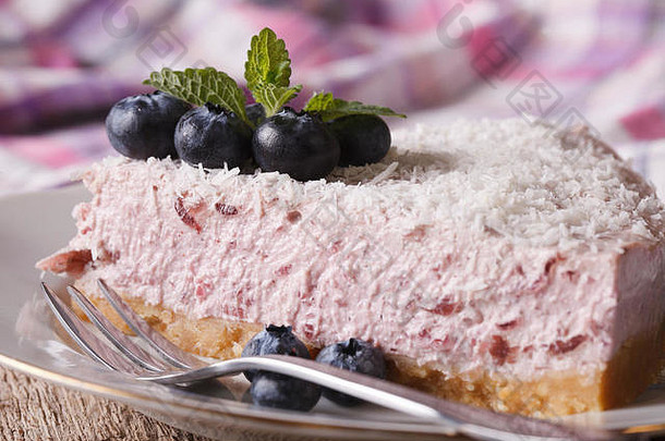 一块蓝莓芝士蛋糕新鲜的浆果椰子特写镜头板水平