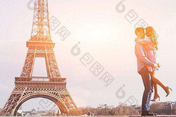 爱浪漫的城市巴黎年轻的夫妇埃菲尔铁塔塔香草天空