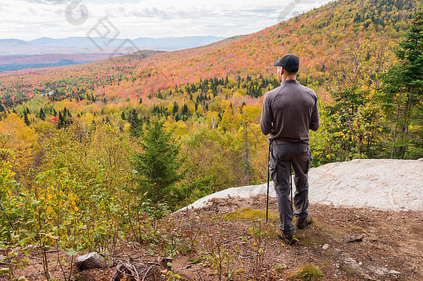 年轻的男人。站全景注意megantic山加拿大享受秋天颜色