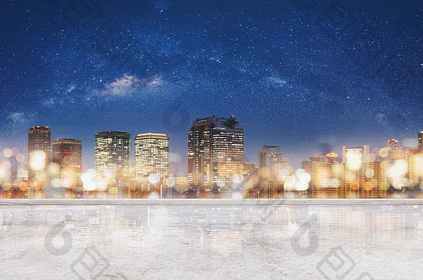 全景大阪城市晚上发光的散景光布满星星的天空混凝土地板上