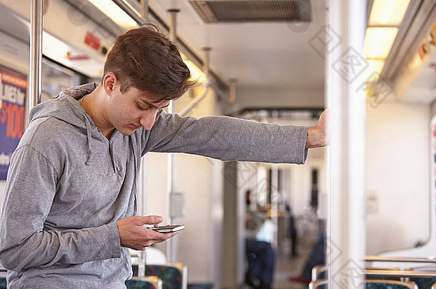 中期成人男人。手机地铁火车