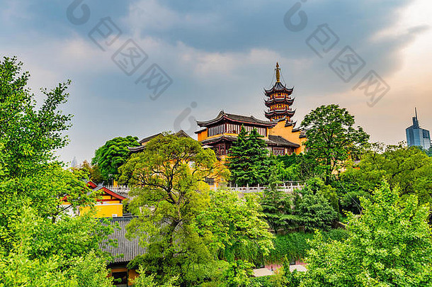南京jiming佛教寺庙全景风景如画的视图城市景观下午日落