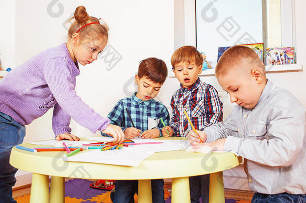 年龄孩子们画铅笔幼儿园