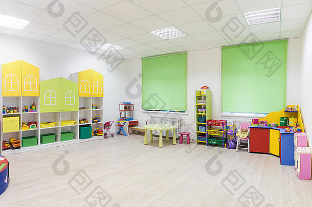 明亮的室内现代幼儿园黄色的绿色颜色全景视图