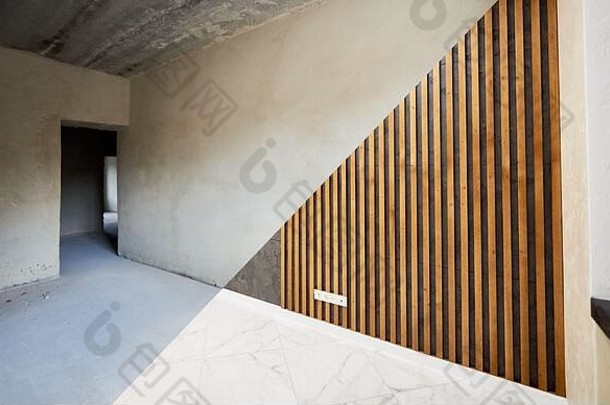 改造概念厨房改造工作垂直木木板墙闪亮的瓷砖地板上