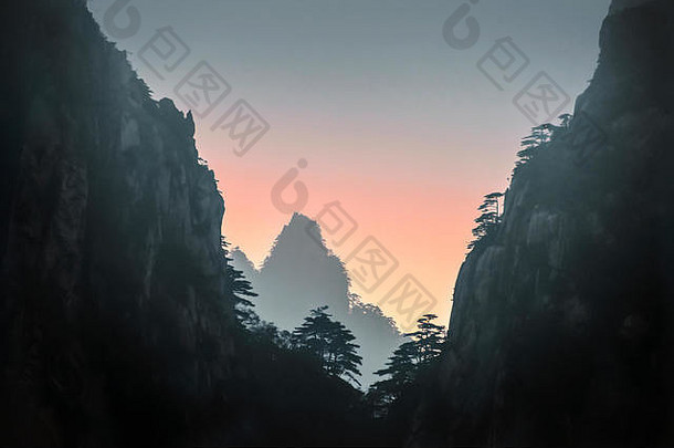 日落迷雾黄山中国