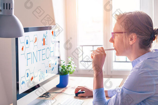 fintech概念电脑屏幕现代接口创新图表女业务人办公室