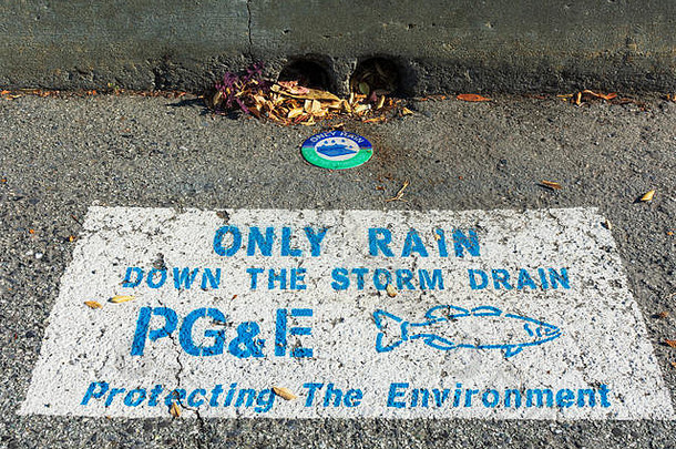 雨风暴排水警告标志太平洋气体电公司街排水入口鱼轮廓保护环境