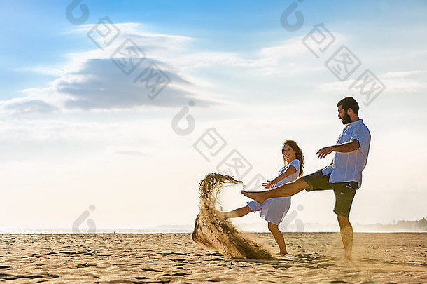 快乐新婚家庭度蜜月假期结婚了爱的妻子丈夫运行有趣的海沙子海滩