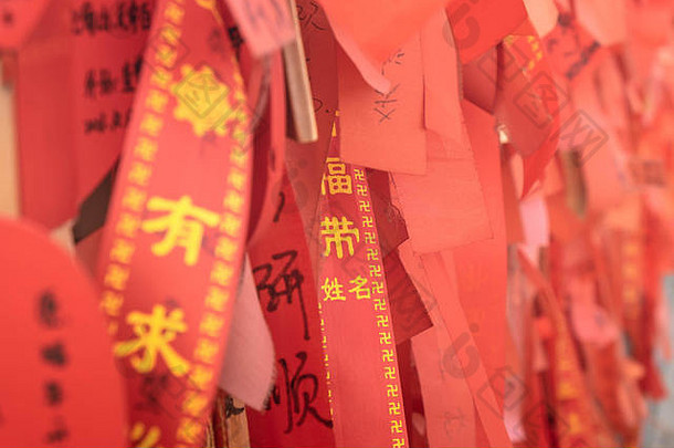 洛阳河南中国1月中国人风格红色的祈祷丝带寺庙装修幸运的《财富》杂志