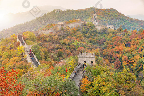 中国伟大的墙遥远的视图压缩塔墙段秋天季节山北京古老的中国人强化军事
