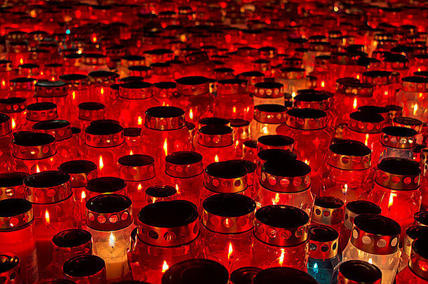 很多蜡烛燃烧墓地圣人一天