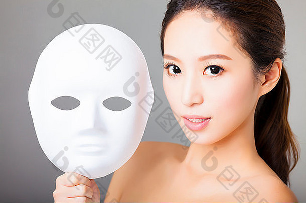 年轻的女人持有白色面具医疗美概念