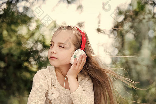 可爱的女孩享受音乐耳机夏天一天