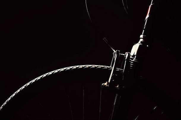 部分现代体育运动自行车强调形状照明