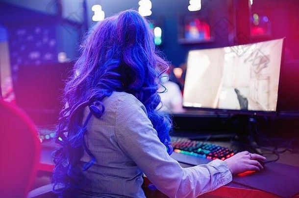 女人玩家坐着表格玩在线游戏电脑霓虹灯颜色