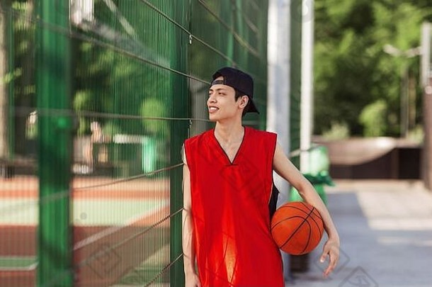 千禧亚洲篮球球员球站栅栏户外体育竞技场