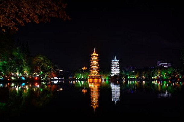 浮动太阳月亮宝塔桂林水反映了晚上中国