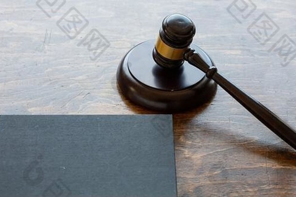 法律主题法官槌子黑色的空白法律书木桌子上背景复制空间拍卖<strong>法院</strong>表格