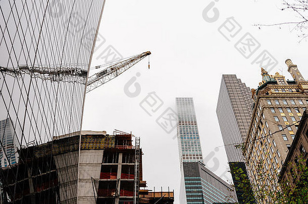 低角视图摩天大楼建设网站有雾的一天纽约城市美国