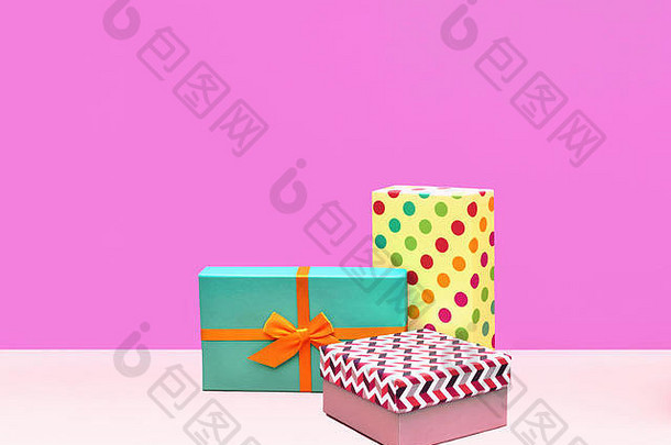 礼物盒子时尚的风格照片时尚的礼物盒子站淡紫色墙背景前面视图现代流行艺术照片空间文本