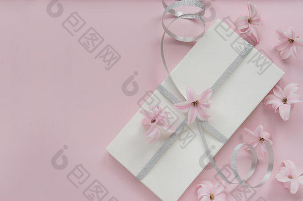 花作文粉红色的花风信子礼物盒子粉红色的背景前视图
