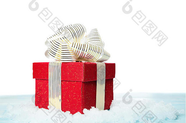 红色的礼物盒子白色雪