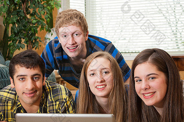 多样化的集团青少年聚集移动PC首页设置相机